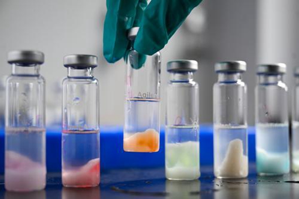 10月29日，位于江北区的登康口腔，研发人员在对牙膏膏体进行试验。记者 张锦辉 摄/视觉重庆