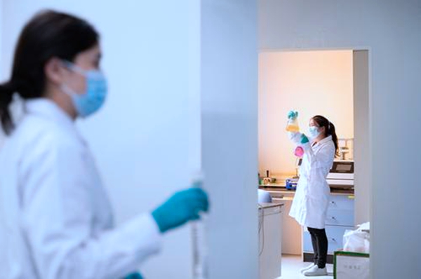 10月29日，位于江北区的登康口腔，研发人员在进行口腔护理用品基础研究。记者 张锦辉 摄/视觉重庆