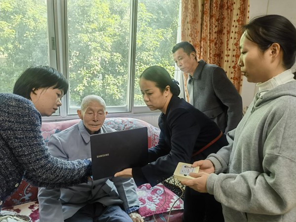 中国移动重庆公司云阳分公司适老小分队上门慰问老人。中国移动重庆公司供图