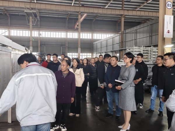 参会人员参观亚新科厂区。刘楠摄