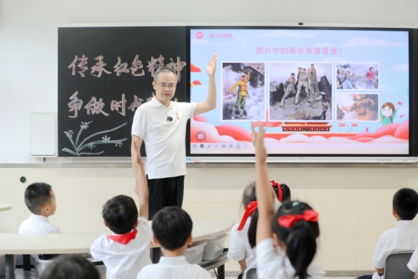 谢家湾学校党员老师上思政课。受访者供图