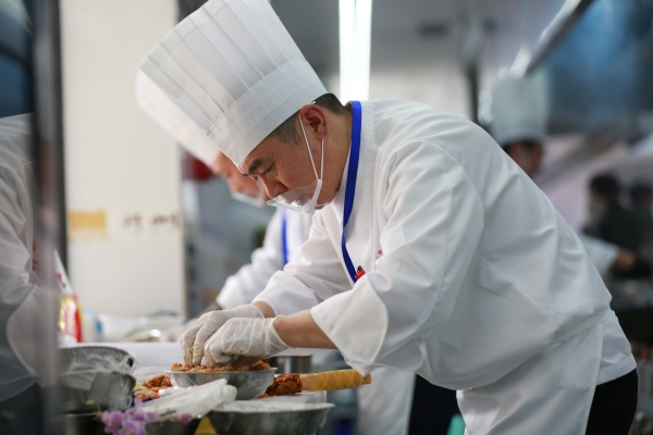 廚師現場烹飪美食。開州區委宣傳部供圖