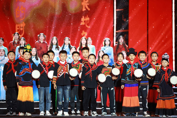 大凉山尔马千村爱慕小学的表演。学校供图