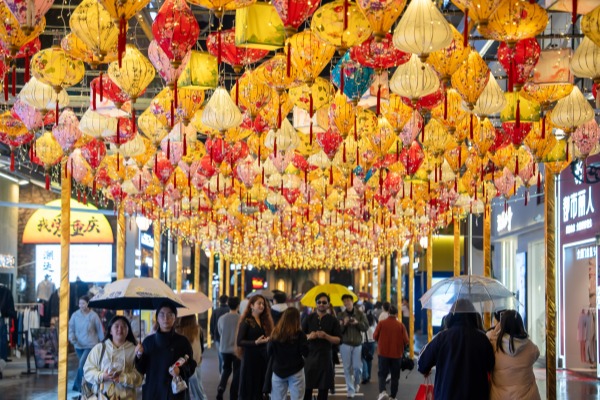 重庆熙街夜间消费场景。重庆熙街供图