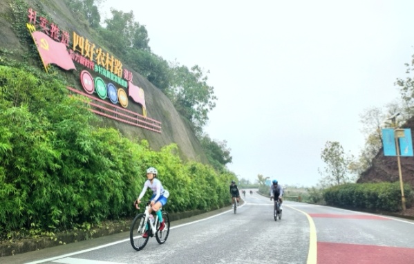 行駛中的參賽選手。彭怡攝