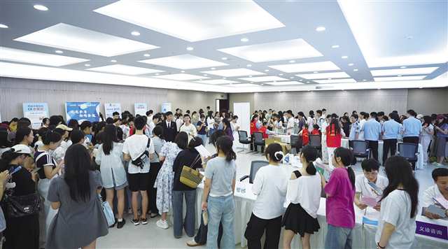 市药品不良反应监测中心在重庆医科大学举办2025年“全国药品安全宣传周——携手共建药品安全防线”进校园活动