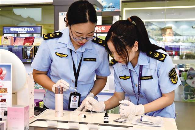 执法人员开展化妆品快速检测。图片由市药监局提供