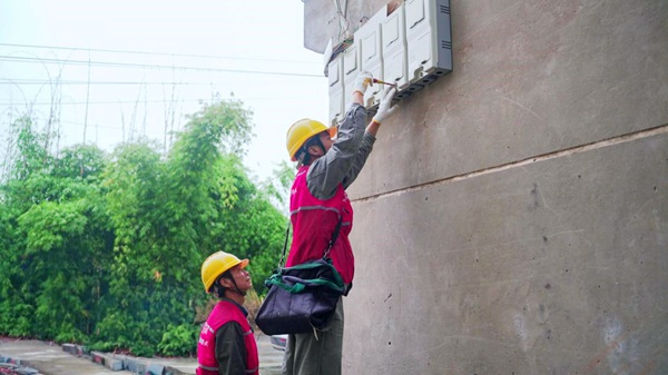电力人员检查村民电表。国网重庆永川供电公司供图