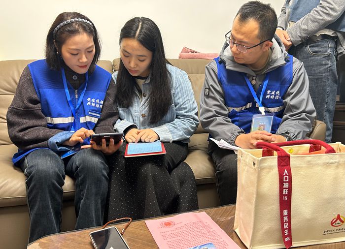 調查員走進居民戶家中進行人口抽樣調查。記者 夏元攝