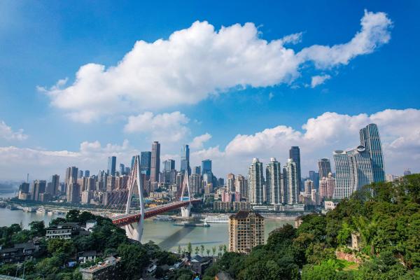 11月4日上午，连日来的阴雨天气过后，阳光重返山城，在南岸区南滨路上空，白云朵朵，秋意正浓，两江四岸景色如画。崔景印摄