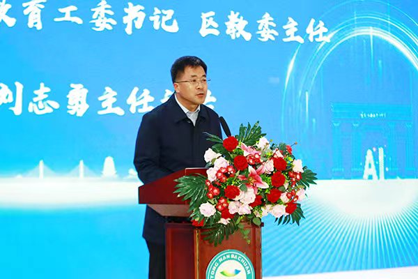 潼南區委教育工委書記、區教委主任劉志勇講話。張源攝