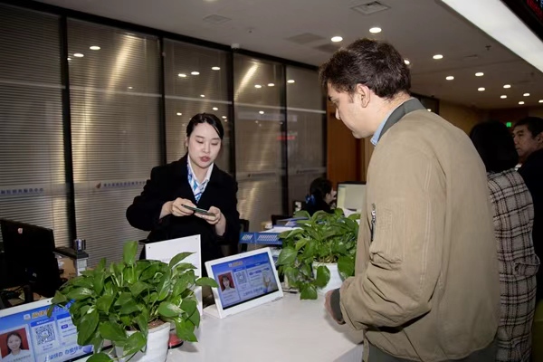 Ihsan Ullah（安森）領取“聚英卡”。重慶市人力社保局供圖