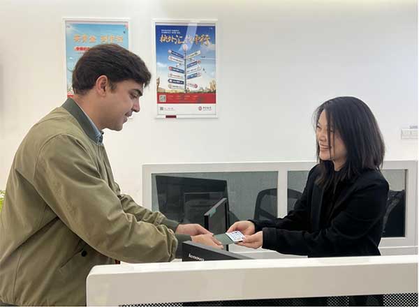 辦理外籍人才社保卡。中國銀行重慶市分行供圖
