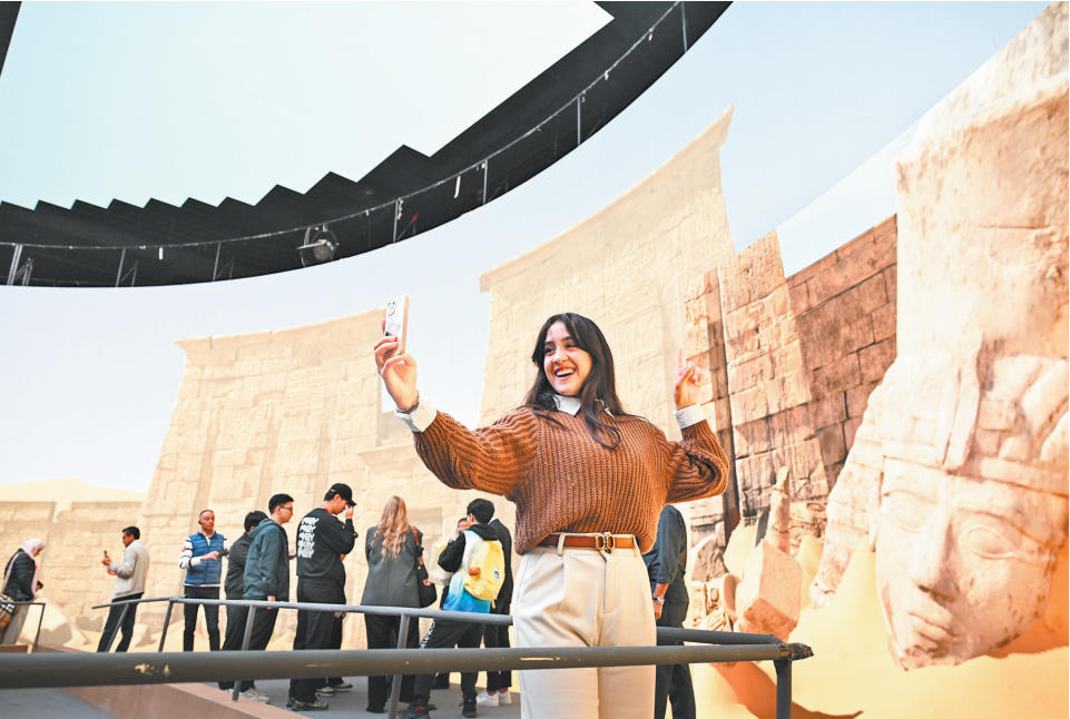 11月6日，西部科技影視城，中阿媒體採風活動參訪團嘉賓感受影視科技的魅力。記者 羅斌 攝/視覺重慶