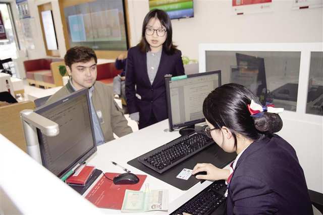 中国银行重庆市分行为持卡外籍人士开通社保卡的金融功能