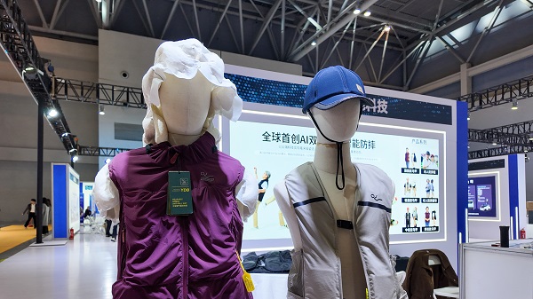 “防摔馬甲”可在跌倒前迅速彈出氣囊。吳汪洋攝