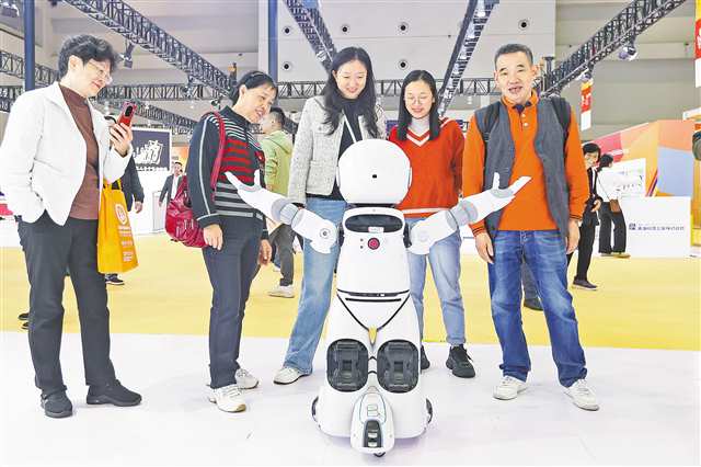 11月7日，第十九届中国（重庆）老年产业博览会现场，市民与机器人互动。记者 尹诗语 摄/视觉重庆