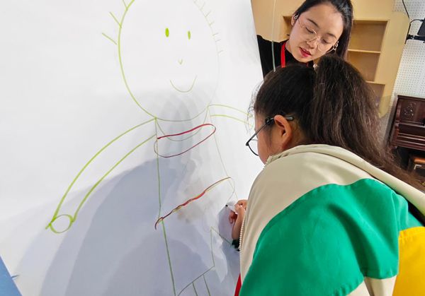 “身體紅綠燈”標識互動。吳小霞攝