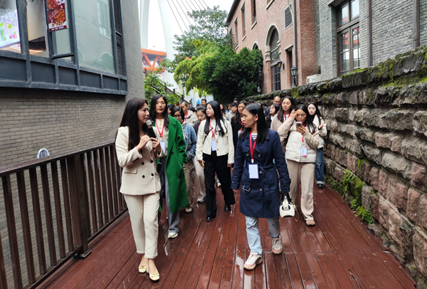 學員在下浩社區學習文旅融合志願服務模式。主辦方供圖