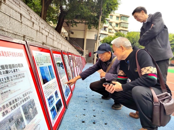 市民参观纪念抗战胜利80周年的綦江红色文化临展。张敬摄
