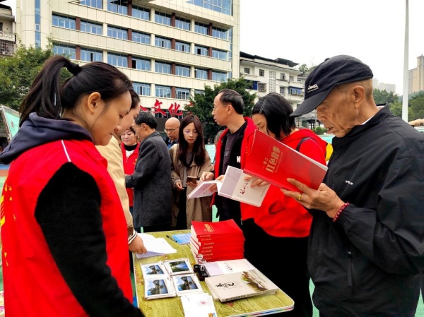 市民积极参与《重庆市哲学社会科学发展促进条例》宣传推广活动。张敬摄