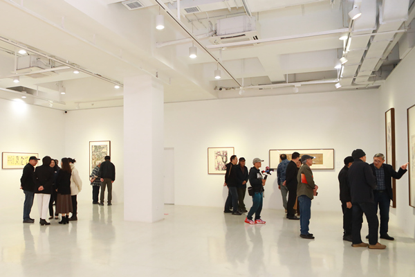 市民参观展览。王琦美术博物馆供图