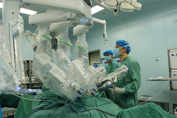 医疗团队在手术中进行配合。重医附属大学城医院供图