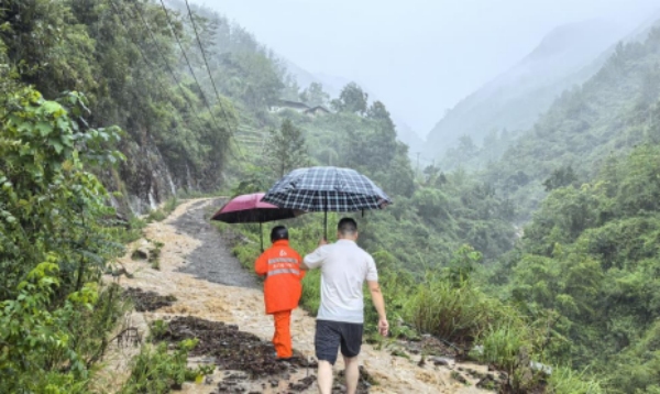 外郎乡五峰村网格员排查防汛地灾点风险隐患。外郎乡供图