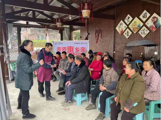 金融机构进村宣传货币信贷政策。万盛经开区财政局供图