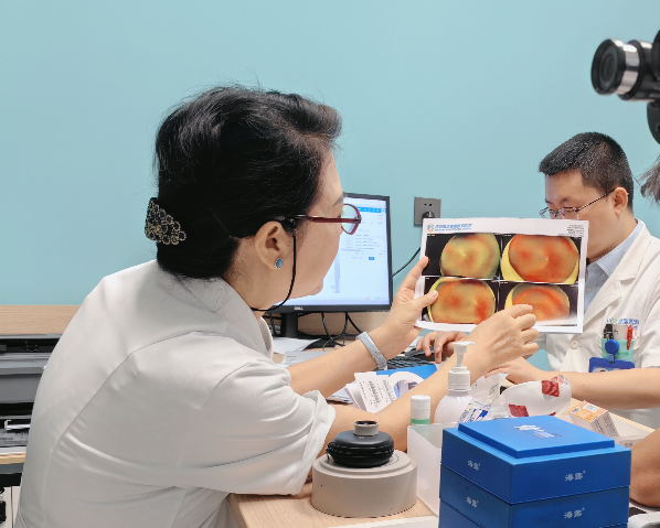 陈少军为患者介绍眼底情况。重庆普瑞眼科医院供图