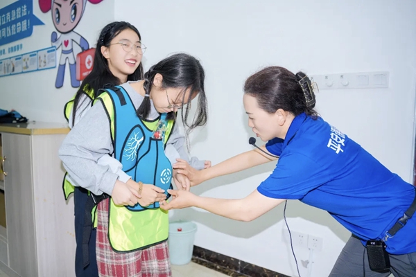 教官講解海姆立克急救法。校方供圖