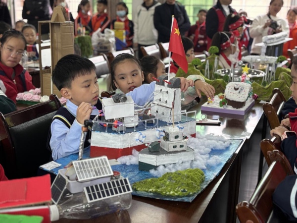 科技小制作、小發明評選現場。玉屏實驗小學供圖