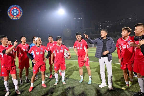 李章洙进行赛前指导。主办方供图