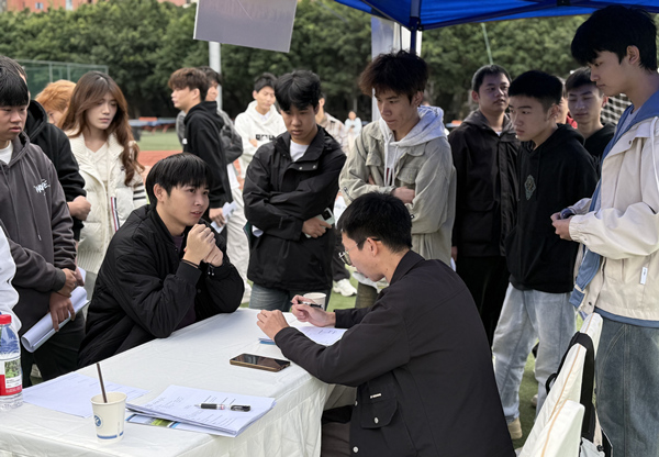 双选会现场。晏红霞摄