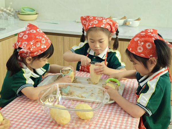 美食制作分享会上小朋友们变身小厨师。巫峡幼儿园供图