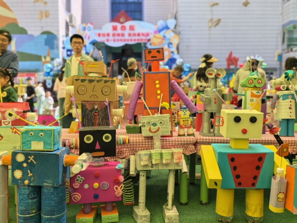 创意工坊中孩子们废物利用做手工艺品。巫峡幼儿园供图