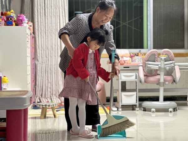 劳动教育融入日常生活。巫峡幼儿园供图