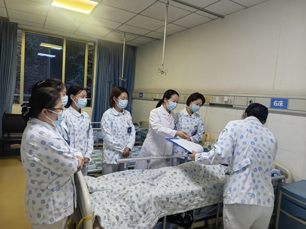 郑彦丽在万州区周家坝街道社区卫生服务中心进行护理带教查房。受访者供图