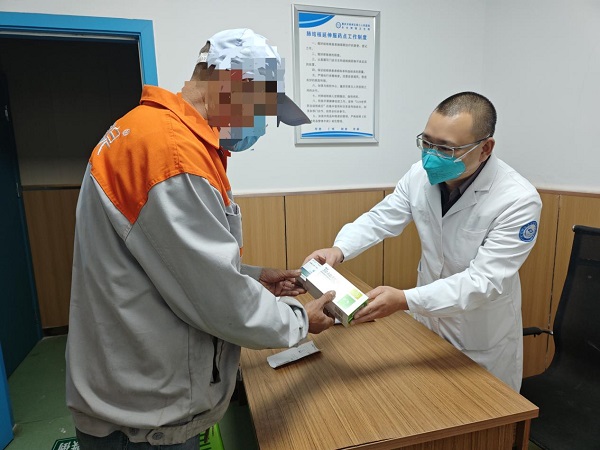 患者在南岸区长生桥镇卫生院肺结核延伸服药点领取药物。重庆市南岸区卫生健康委供图