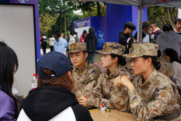 參軍入伍政策咨詢服務專區。工程學院供圖