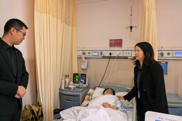 范阿姨正在医院接受治疗。重庆电信供图