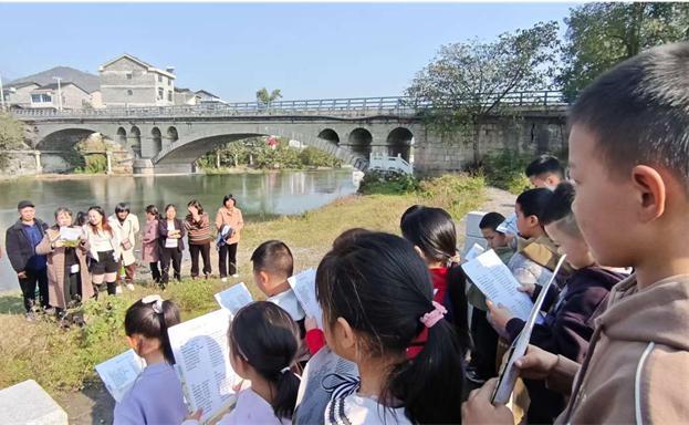 在秀山巨豐堰堤岸上誦讀。吳小霞攝