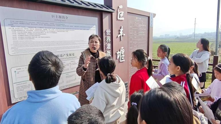 孩子們了解家鄉古堰的歷史文化。吳小霞攝