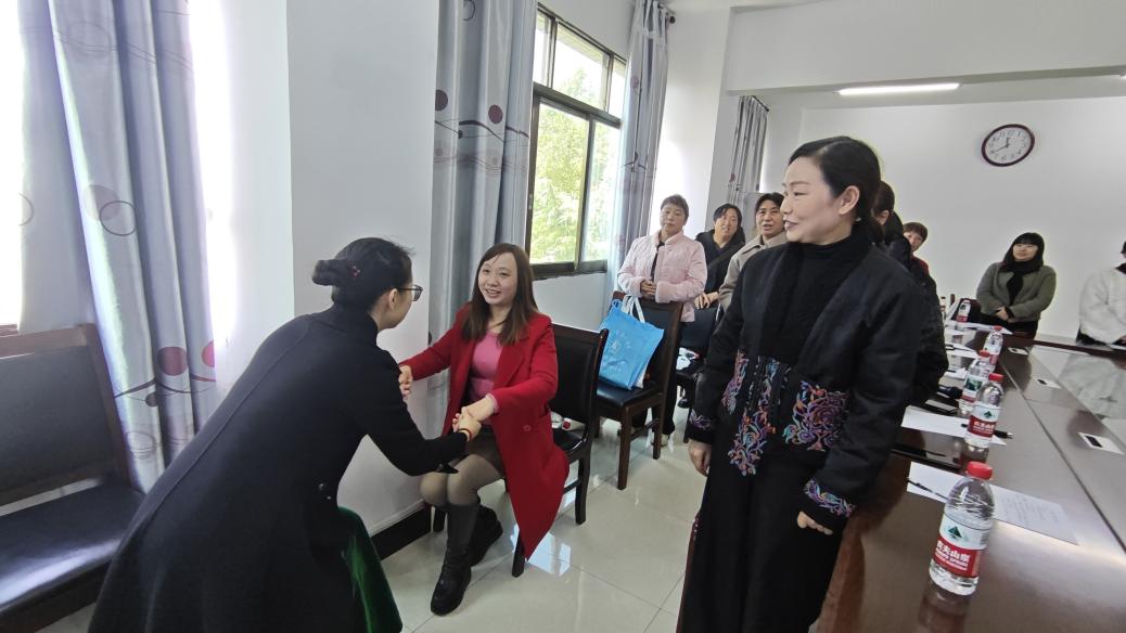 （陳娟老師現場演示與孩子溝通的正確姿勢）