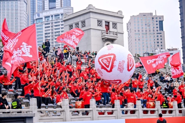 巨型足球在“球迷”间传送。重庆啤酒供图