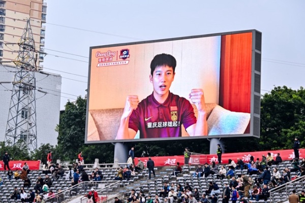 向余望和球迷们互动。重庆啤酒供图