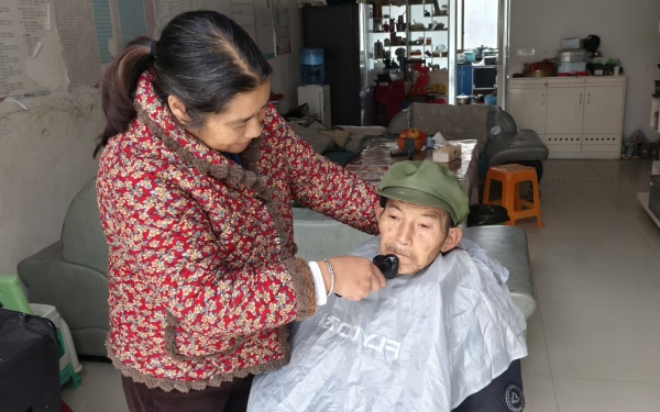 范知瓊為哥哥剃胡子。李官芮攝