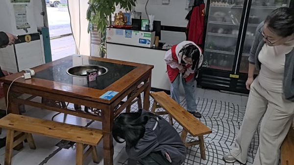 工作人員上門安檢。重慶燃氣集團供圖