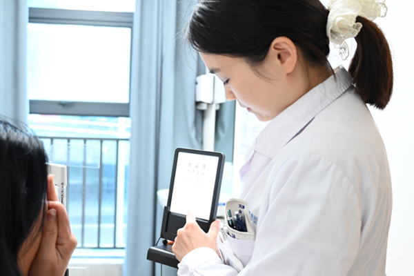 患者检查视力情况。重庆南坪爱尔眼科医院供图