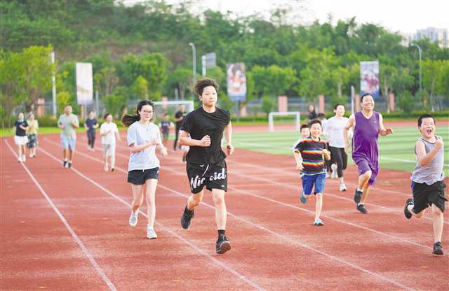 近日，永川区文昌路红旗小学操场上，多名市民在运动。通讯员 敖民极 摄\视觉重庆